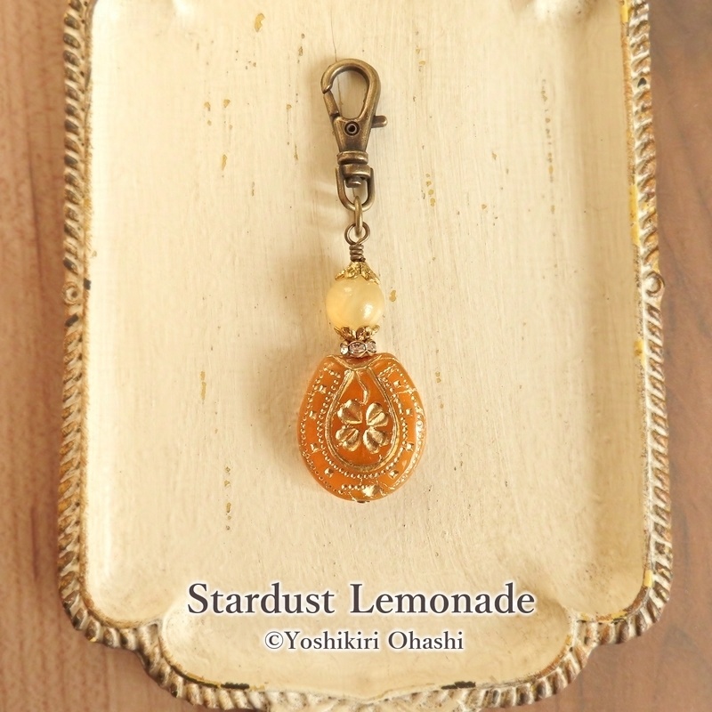 幸せの四つ葉とホースシューのチャーム