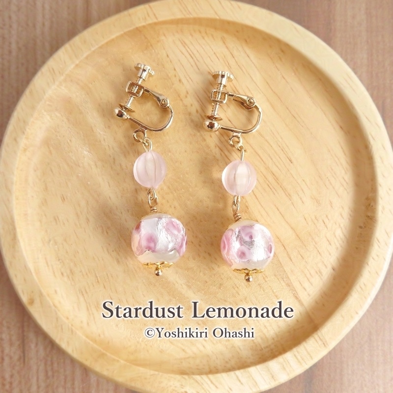 こぼれ桜の耳飾り 桃色ホタルガラスのイヤリング