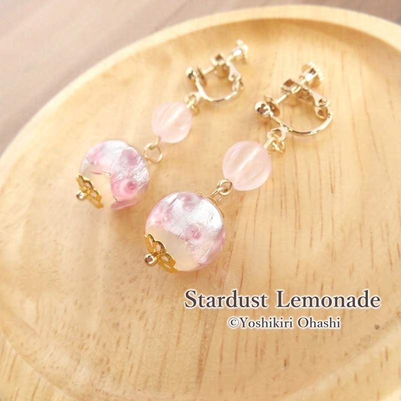 こぼれ桜の耳飾り 桃色ホタルガラスのイヤリング