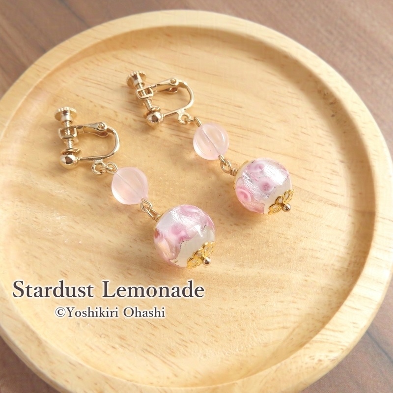 こぼれ桜の耳飾り 桃色ホタルガラスのイヤリング