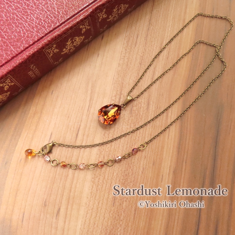 琥珀の涙のペンダント