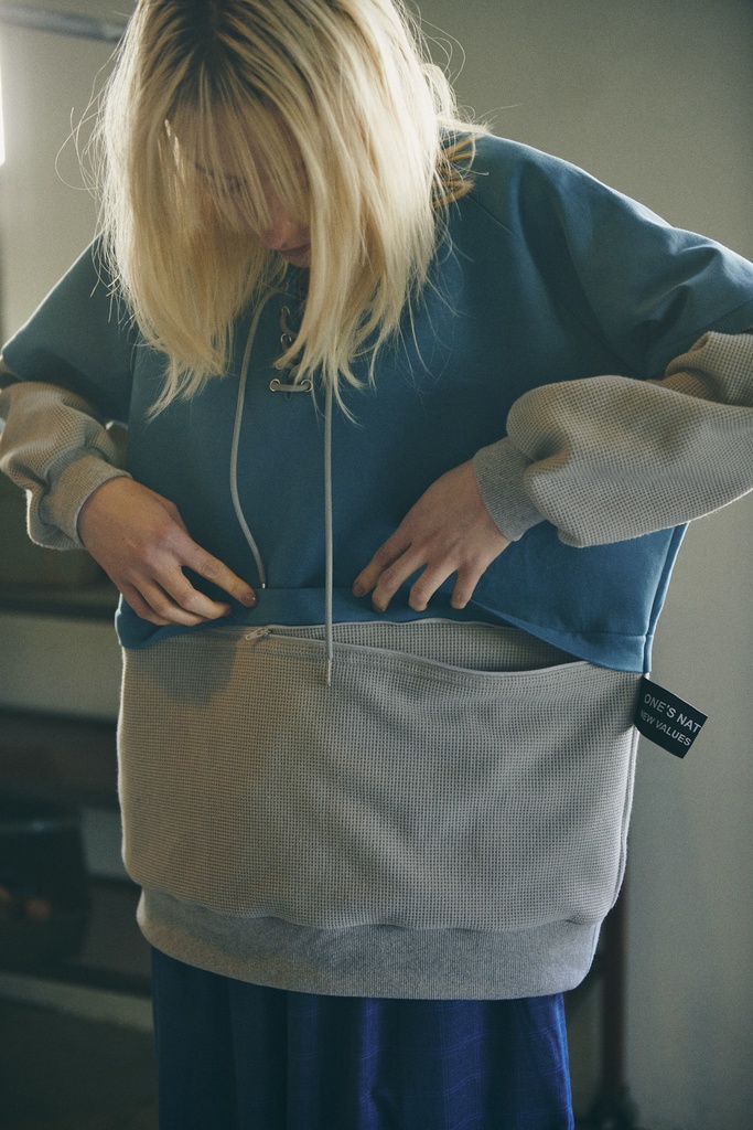 Laceup Pullover(レースアッププルオーバー)