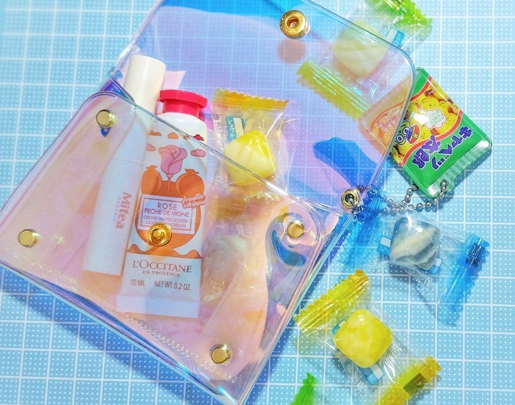 ほんわかポップなオーロラミニポーチ🐳