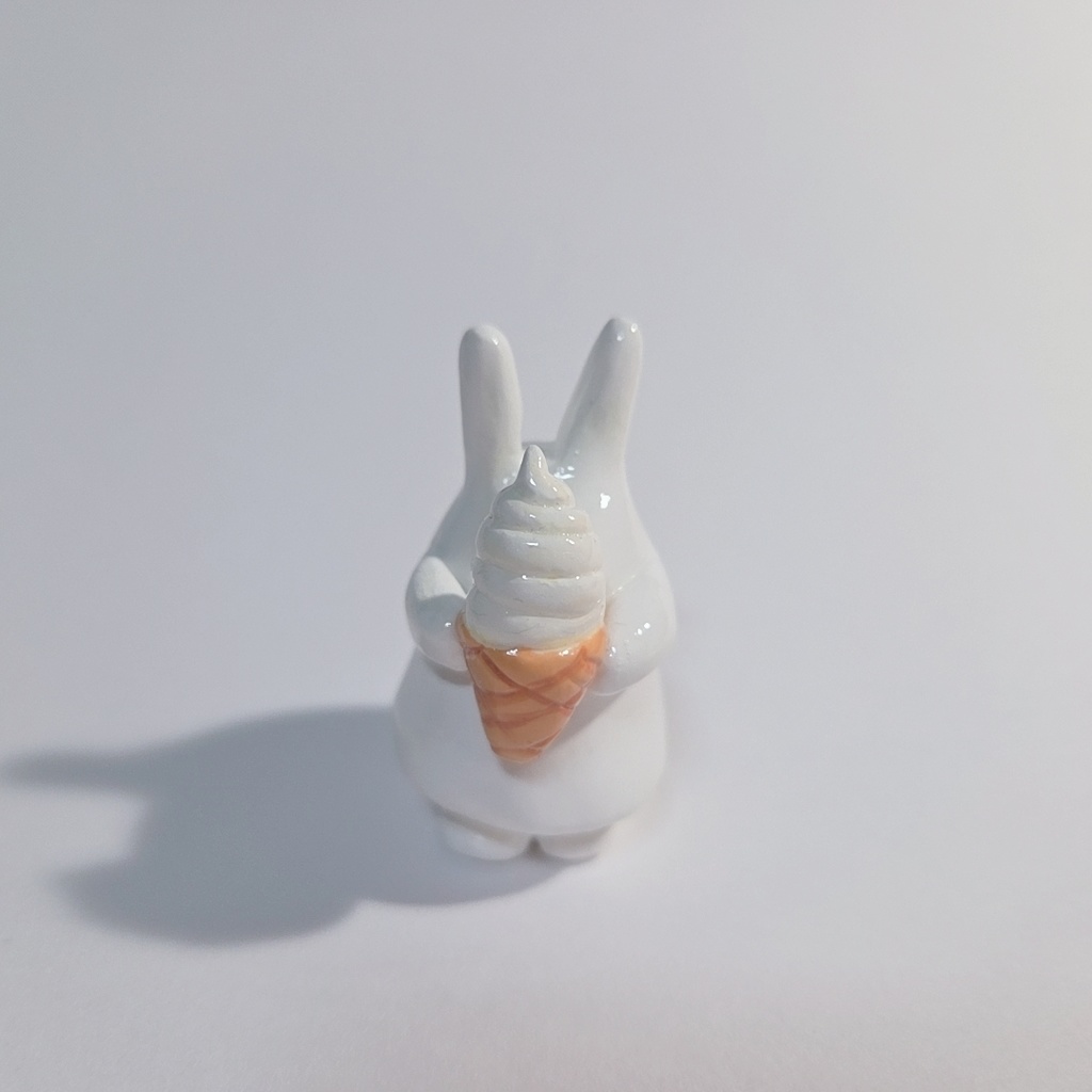 ソフトクリームを持つおばけうさぎ