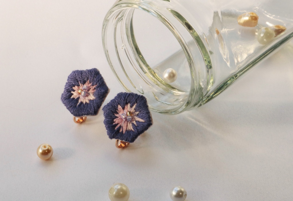 万華鏡刺繍のイヤリング（紫）