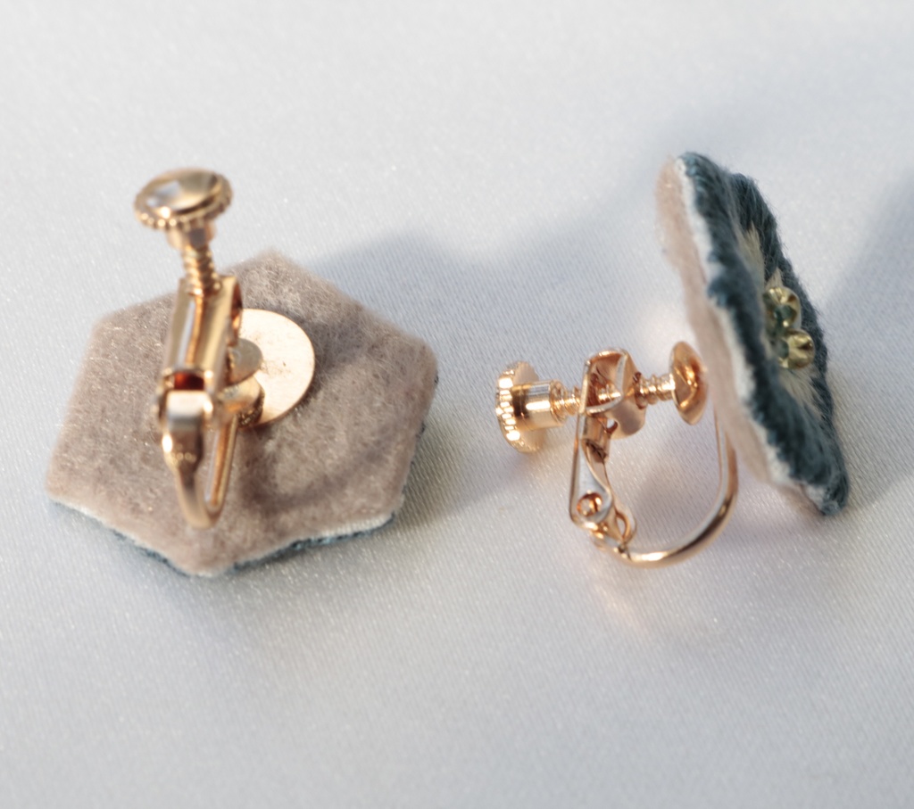 万華鏡刺繍のイヤリング(青)