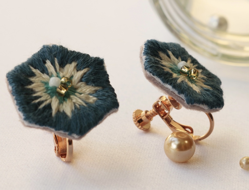 万華鏡刺繍のイヤリング(青)