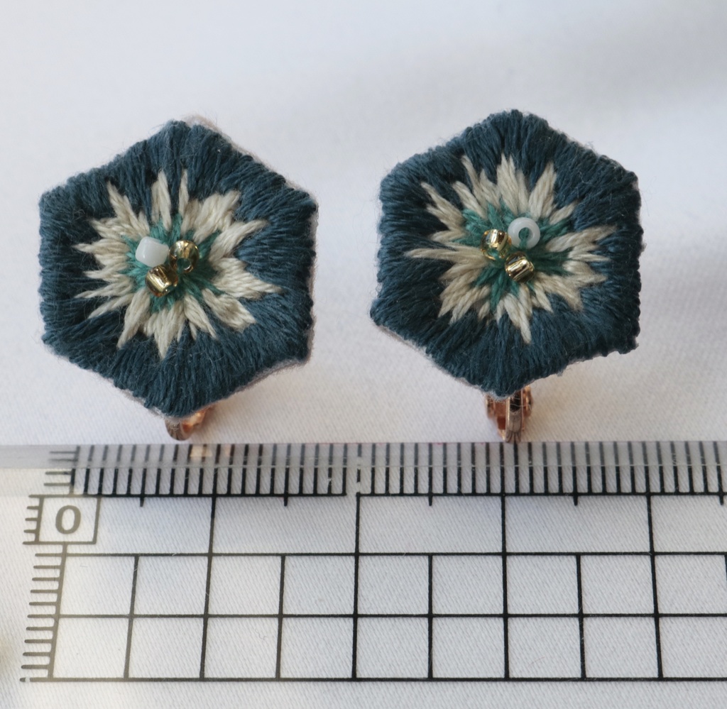 万華鏡刺繍のイヤリング(青)