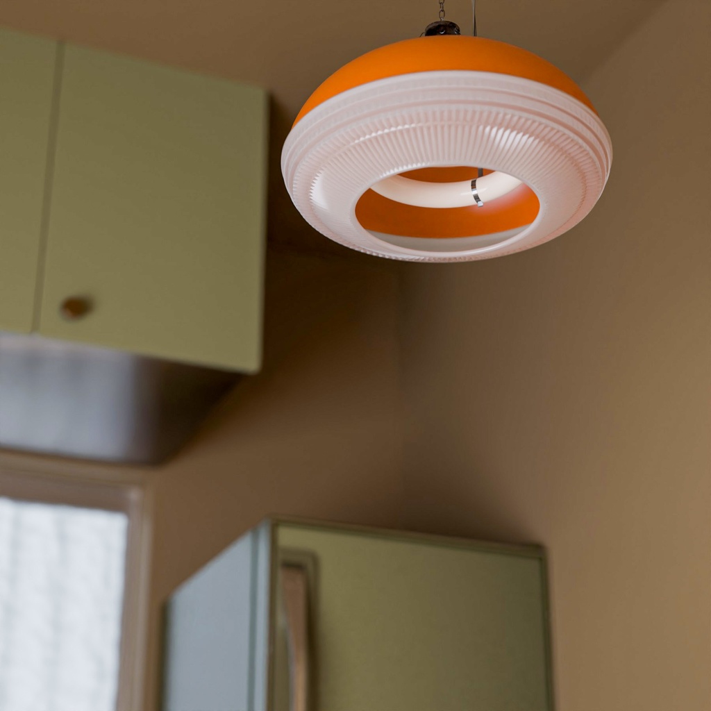 レトロな冷蔵庫と蛍光灯【3Dモデル】