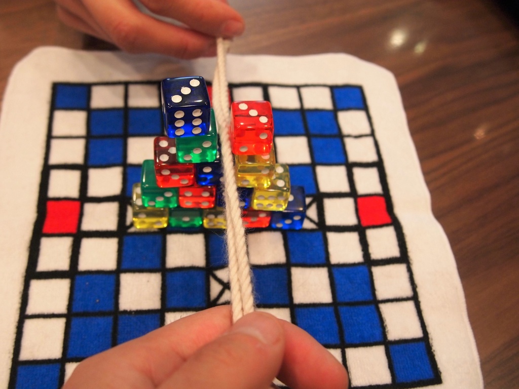 進化するボードゲーム「サイコロン」