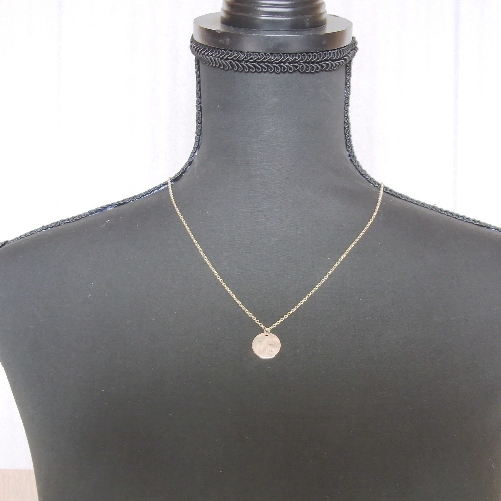 ネックレス ウェーブが煌めく丸型プレートチャーム ANGEL FACTORY lalalady-242