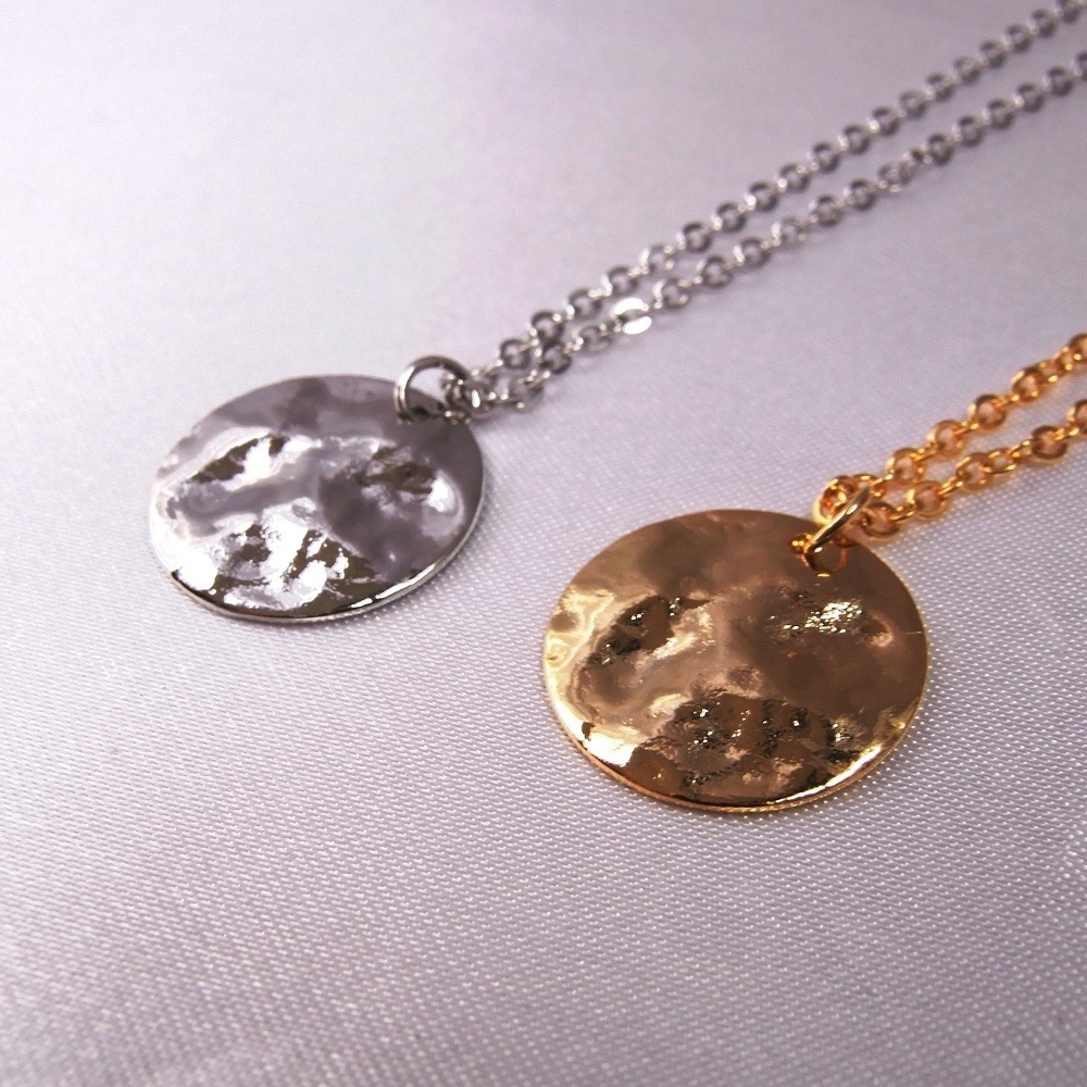 ネックレス ウェーブが煌めく丸型プレートチャーム ANGEL FACTORY lalalady-242