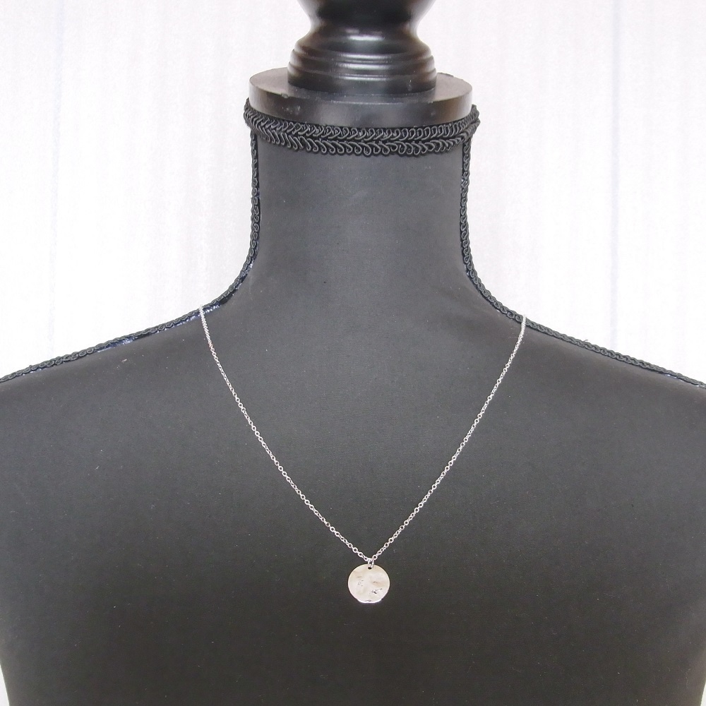 ネックレス ウェーブが煌めく丸型プレートチャーム ANGEL FACTORY lalalady-242