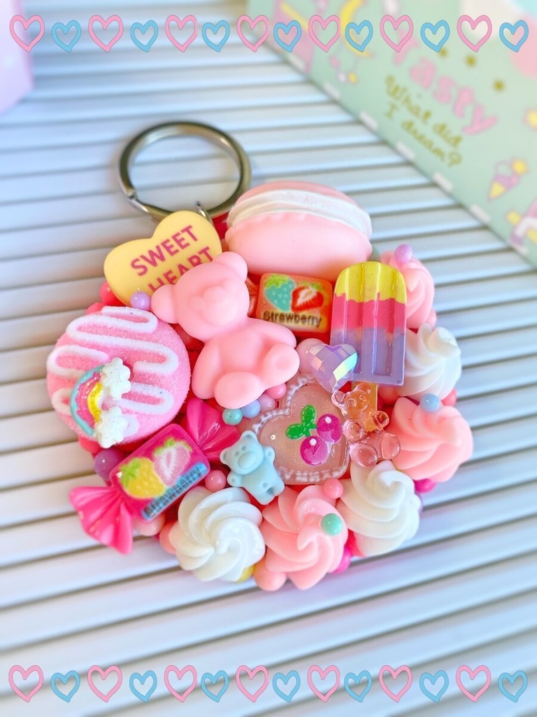 お菓子いっぱい♡存在感抜群デコキーホルダー