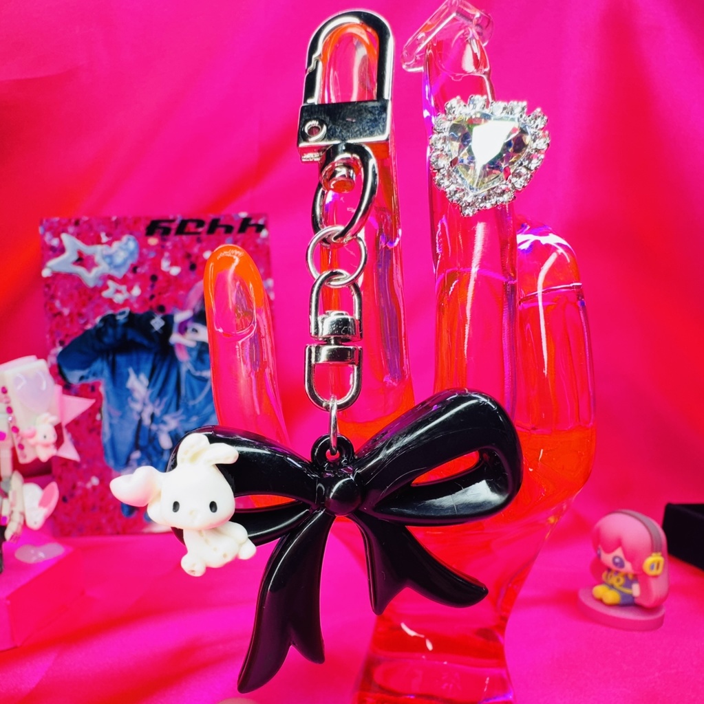 【キーホルダー】大きな黒リボンの上で🩷を持ってる【ちっちゃい白うさぎ🤍】