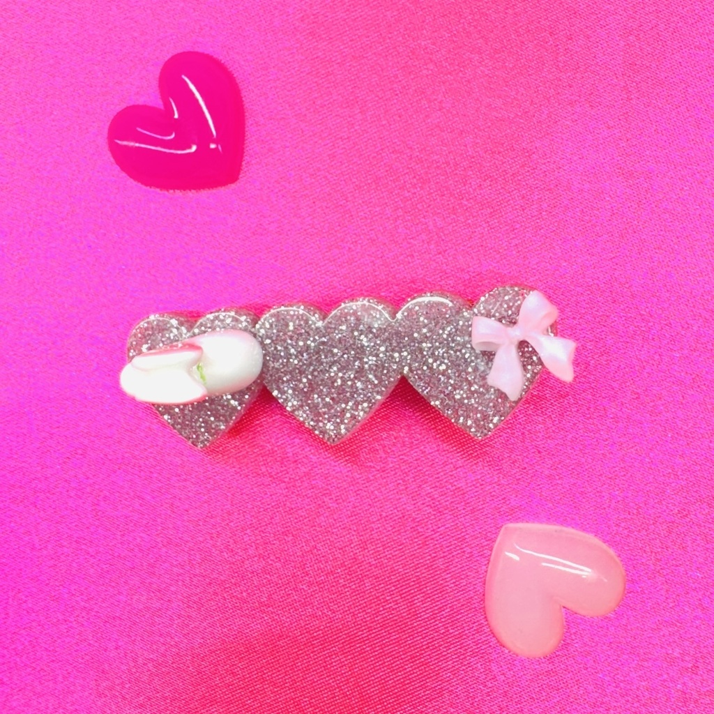 【ヘアクリップ】ハートの上でくつろぐ【ちっちゃい白うさぎ🤍】シルバー