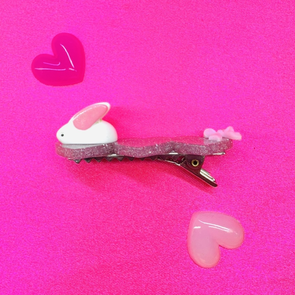 【ヘアクリップ】ハートの上でくつろぐ【ちっちゃい白うさぎ🤍】ピンク