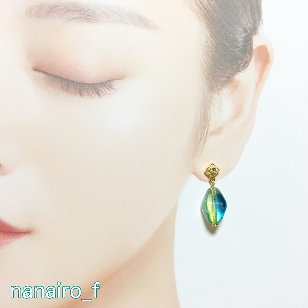 菱形チェコビーズのピアス(青緑)