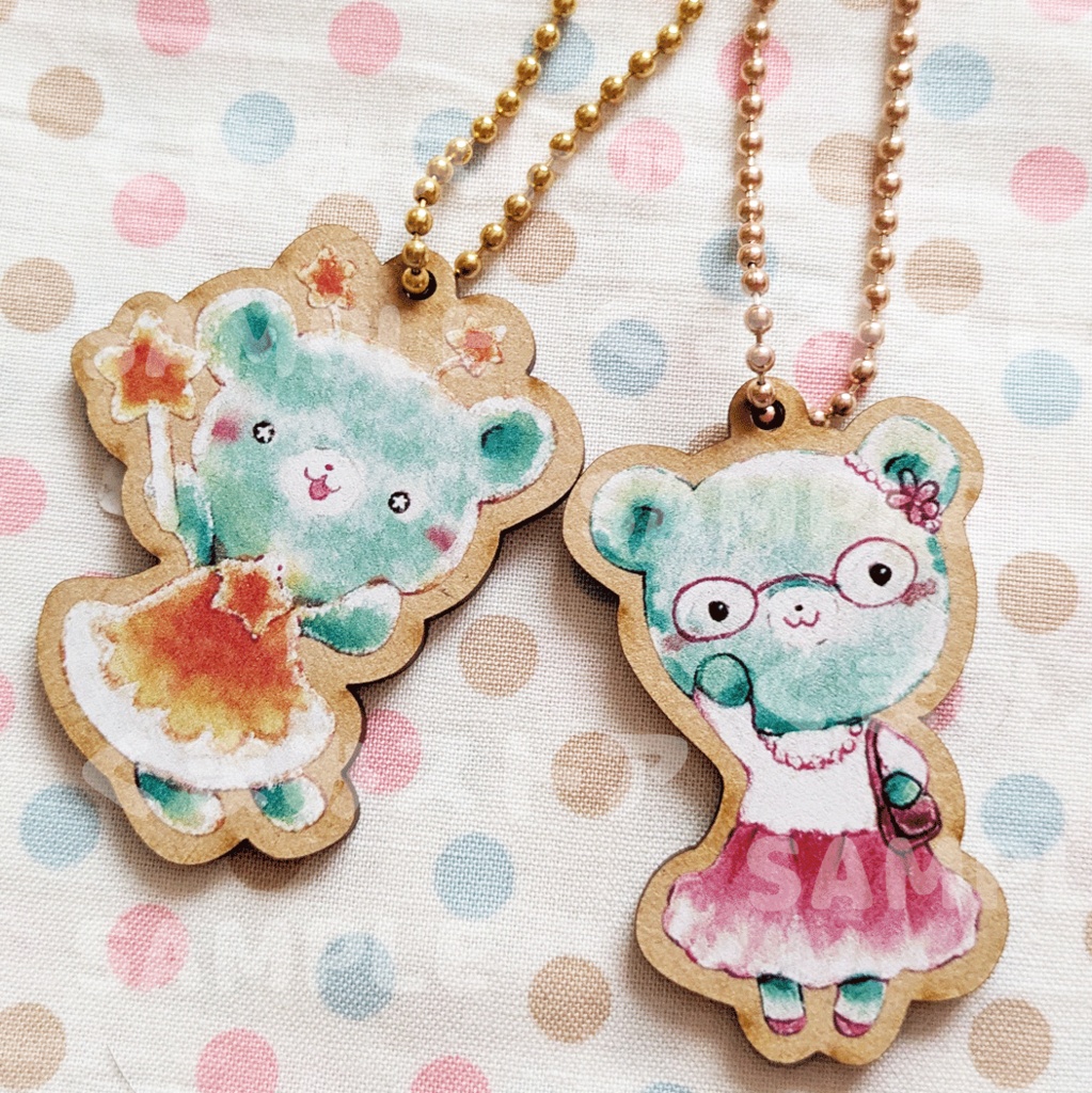 ウッドキーホルダー　おしゃれなくまみちゃん！