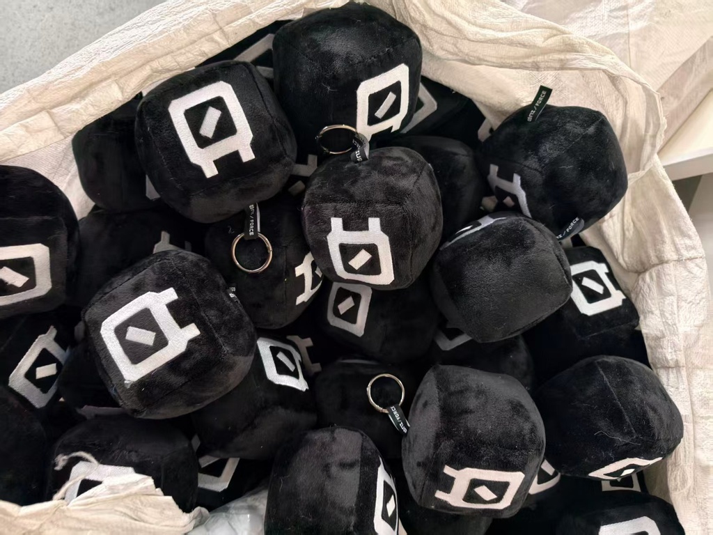 0N1Force ロゴ ぬいぐるみ【日本限定】/ 0N1Force LOGO PLUSHIE (Japan Limited)