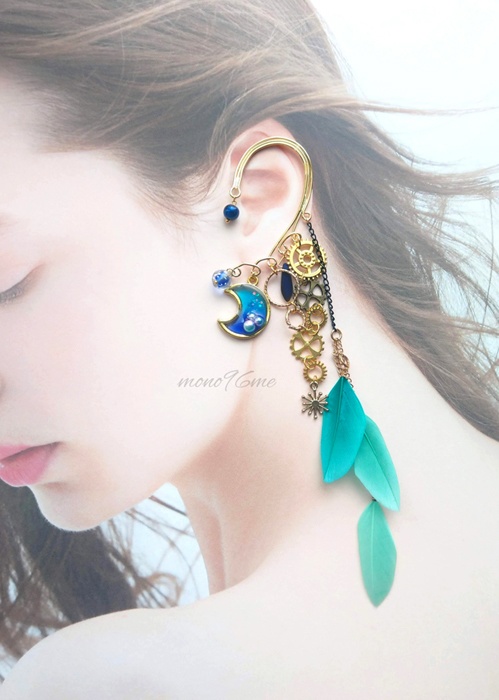 青い月と緑の羽根のイヤーフック