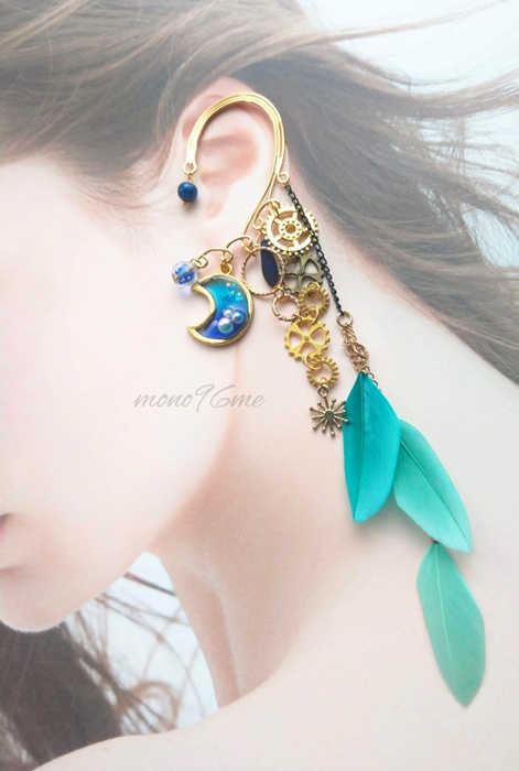 青い月と緑の羽根のイヤーフック