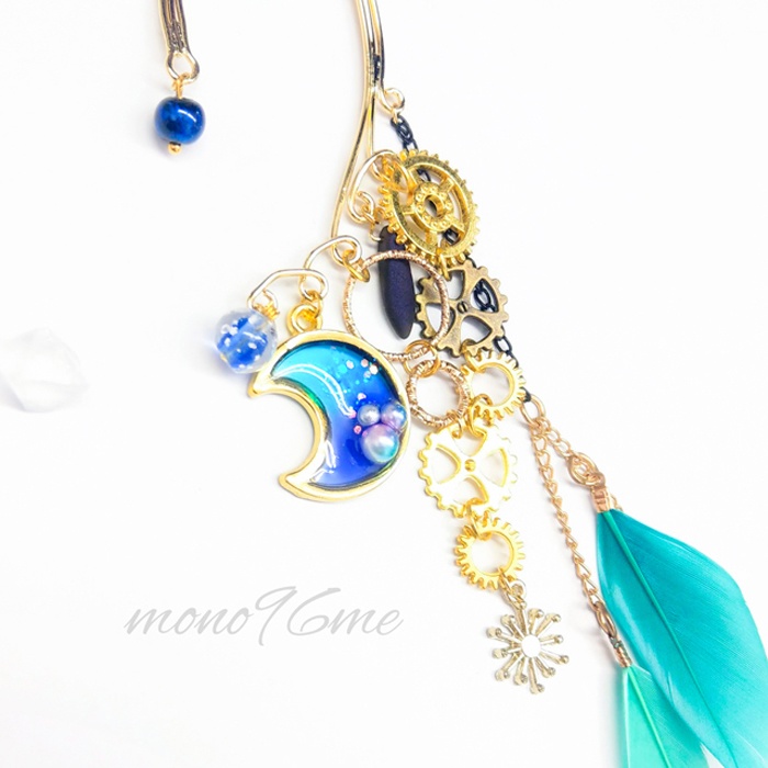 青い月と緑の羽根のイヤーフック