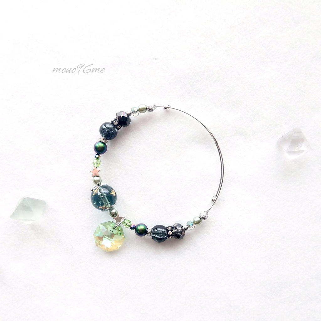 花緑青のワイヤーブレスレット★バングル★クリスタルチャーム付