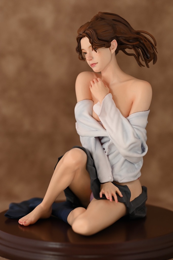 オリジナルガレージキット 床に座る女子 (Girl on a floor) 1/10もしくは1/6スケール