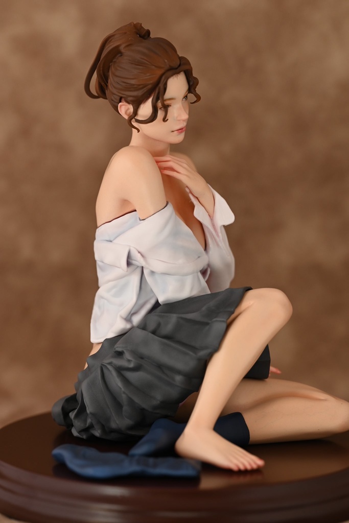 オリジナルガレージキット 床に座る女子 (Girl on a floor) 1/10もしくは1/6スケール