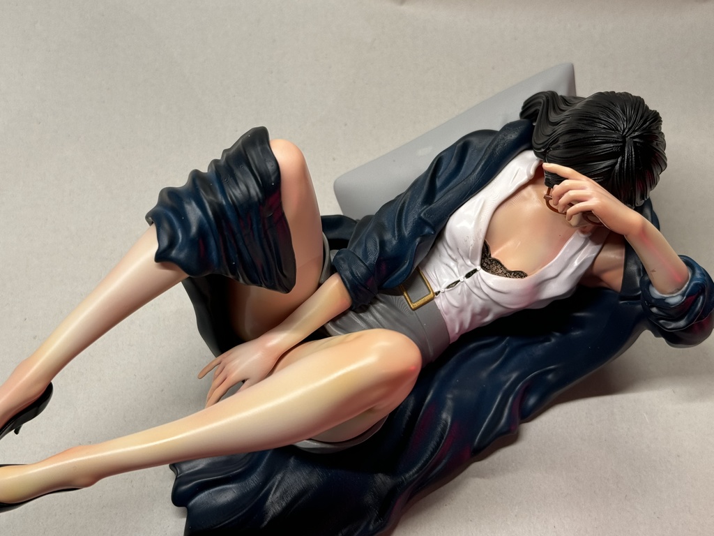 オリジナルガレージキット 寝そべるインテリOL (office lady with a cushion) 1/6スケール