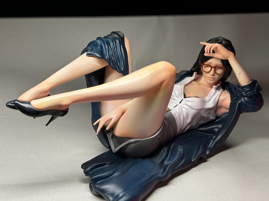 オリジナルガレージキット 寝そべるインテリOL (office lady with a cushion) 1/6スケール