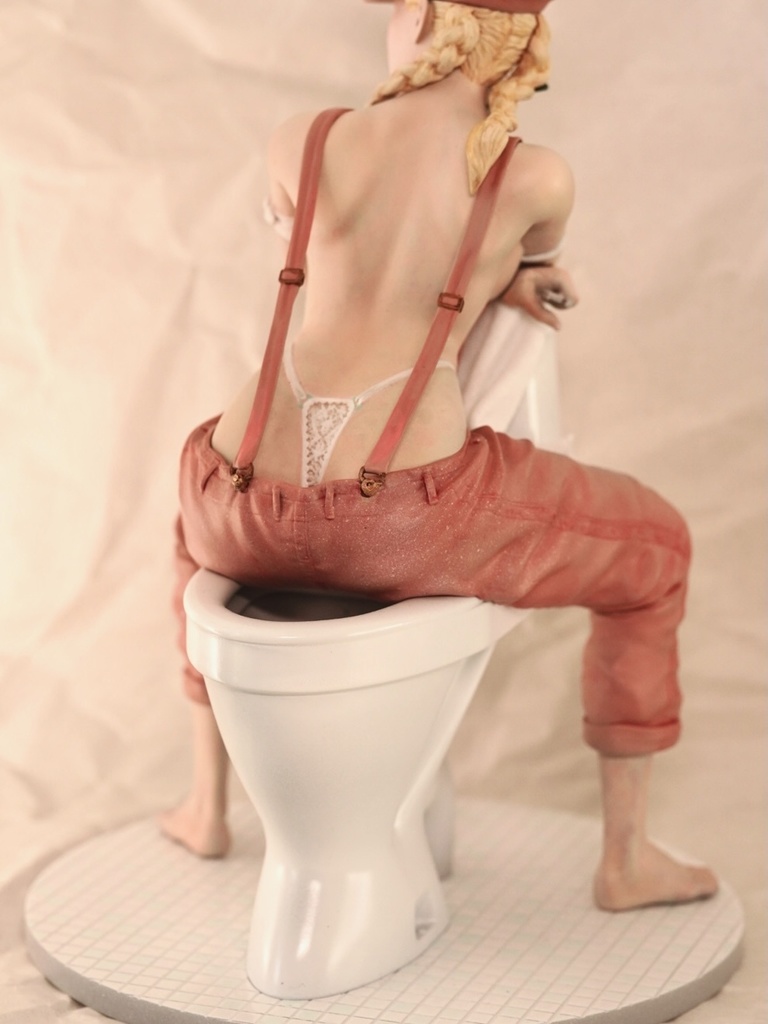 オリジナルガレージキット 水栓工事の女の子 (Girl working on a broken toilet) 1/6もしくは1/12スケール