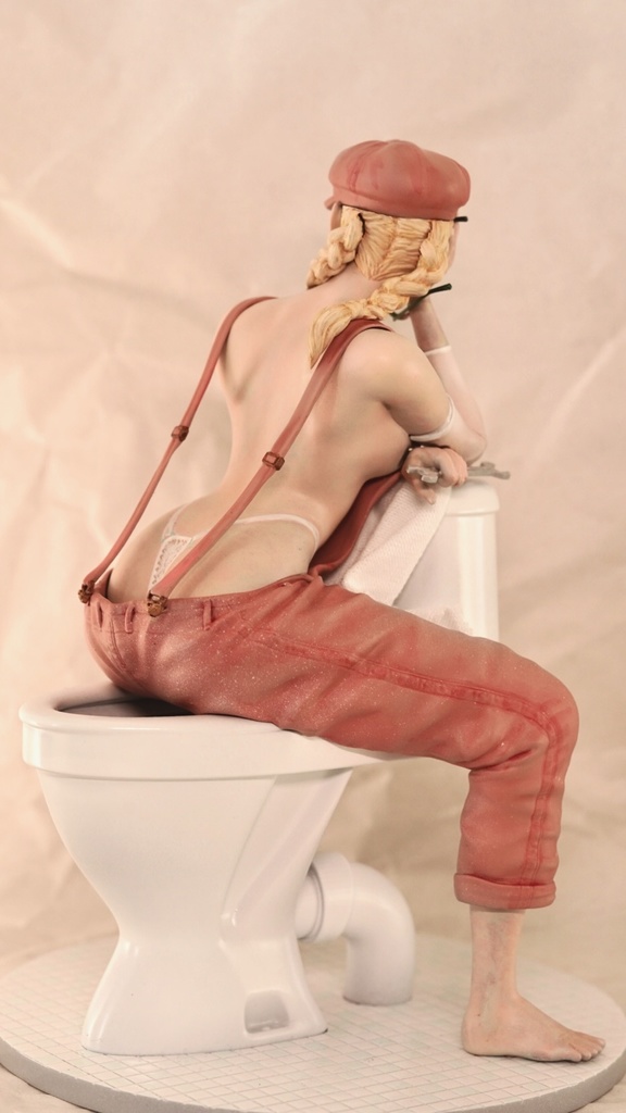オリジナルガレージキット 水栓工事の女の子 (Girl working on a broken toilet) 1/6もしくは1/12スケール