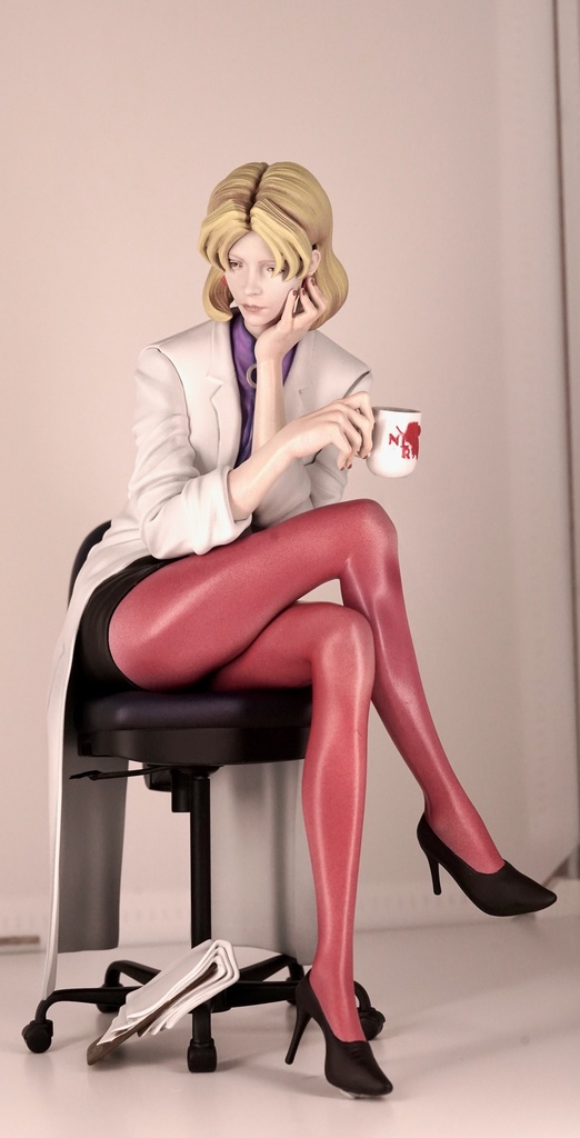 2/25 0:00以降受付開始　新世紀エヴァンゲリオンより　くつろぐ赤木博士　セミリアル　1/6スケール未塗装ガレージキット