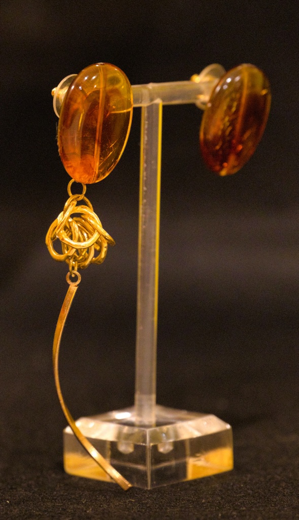 アクリルビーズのアシンメトリーピアス