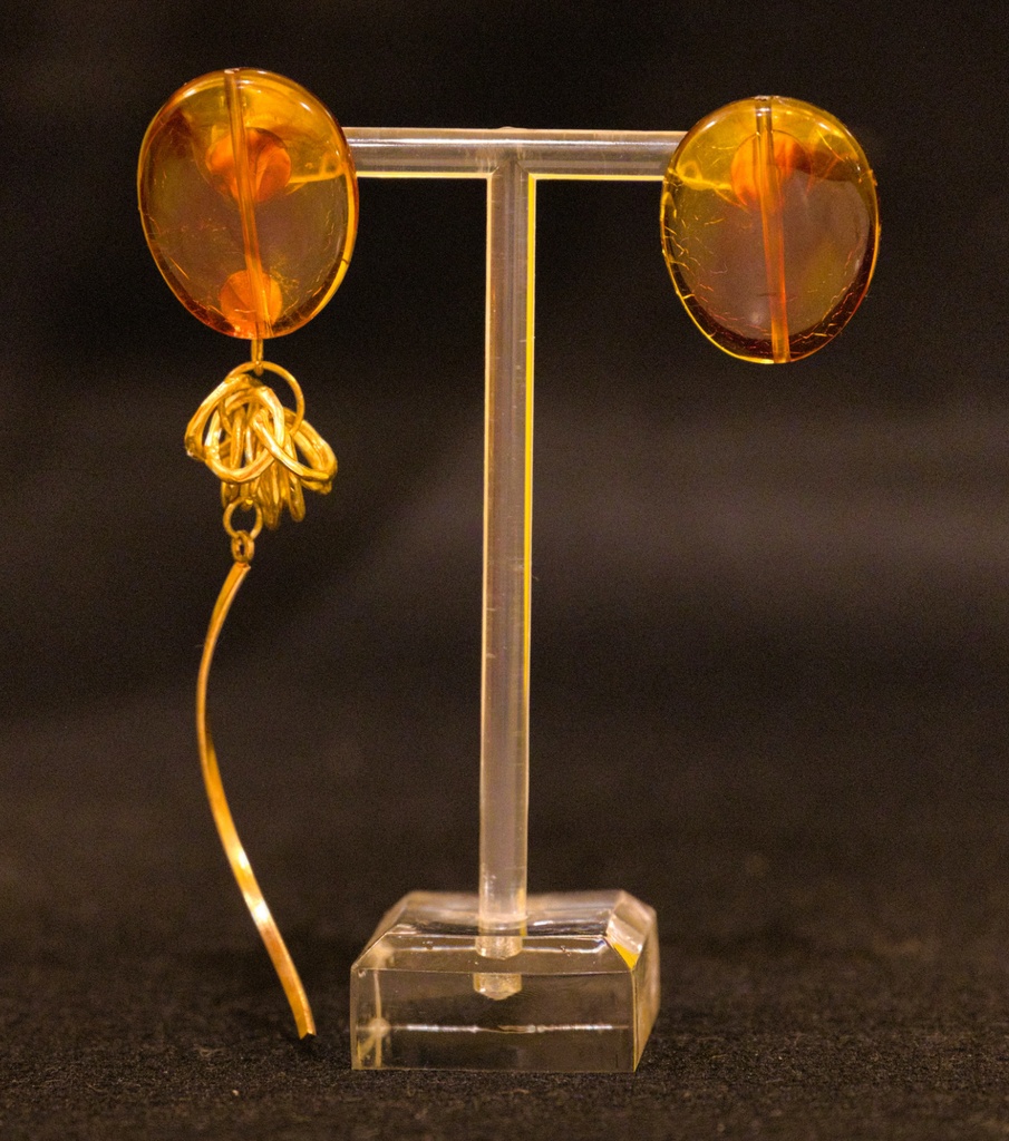 アクリルビーズのアシンメトリーピアス