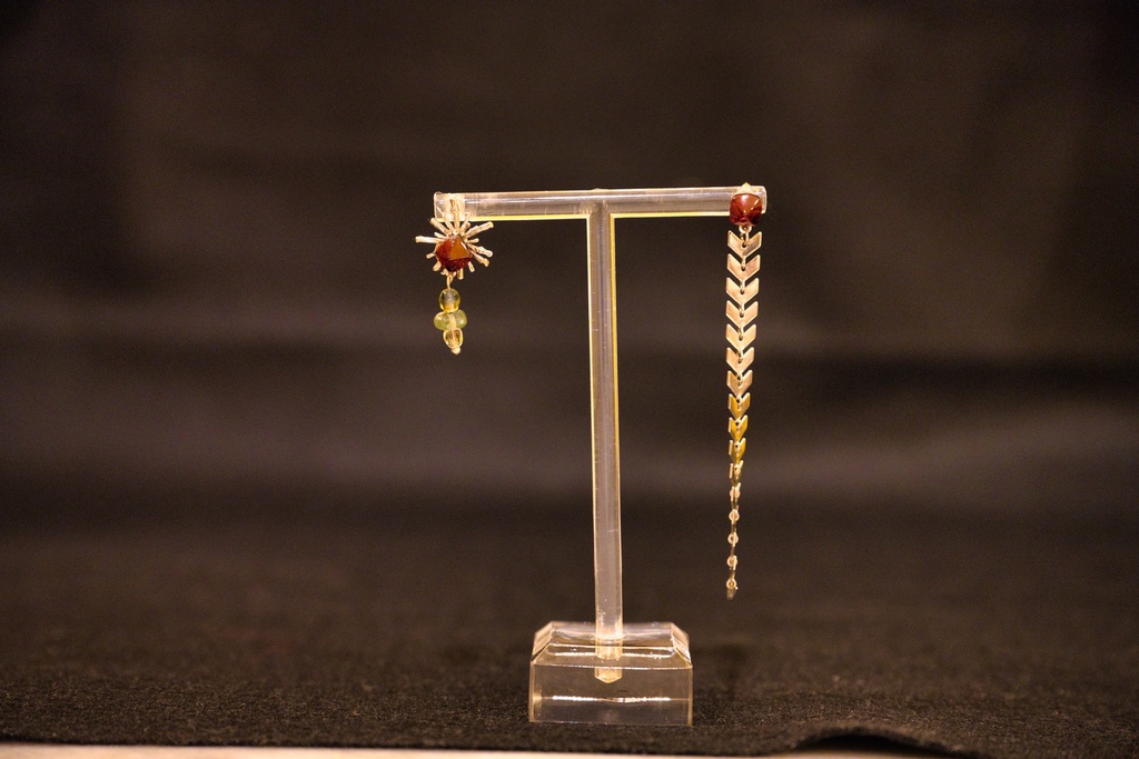ガーネットのアシンメトリーピアス