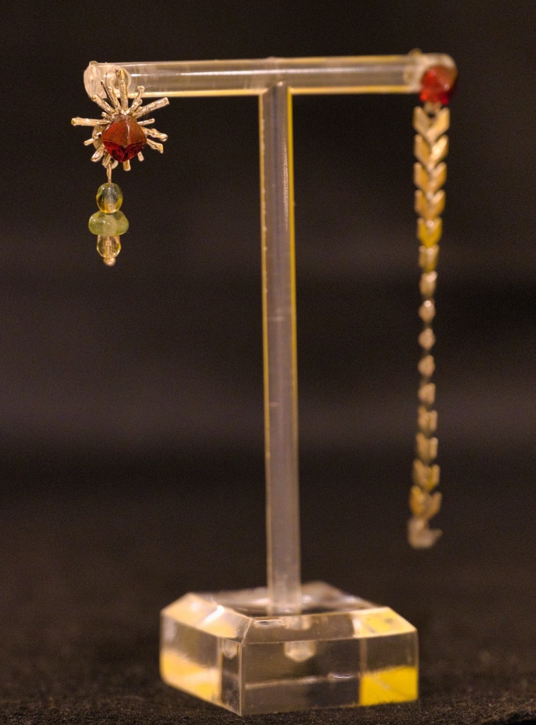 ガーネットのアシンメトリーピアス