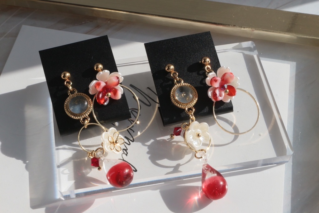 【イヤリング／ピアス】残雪に咲く紅