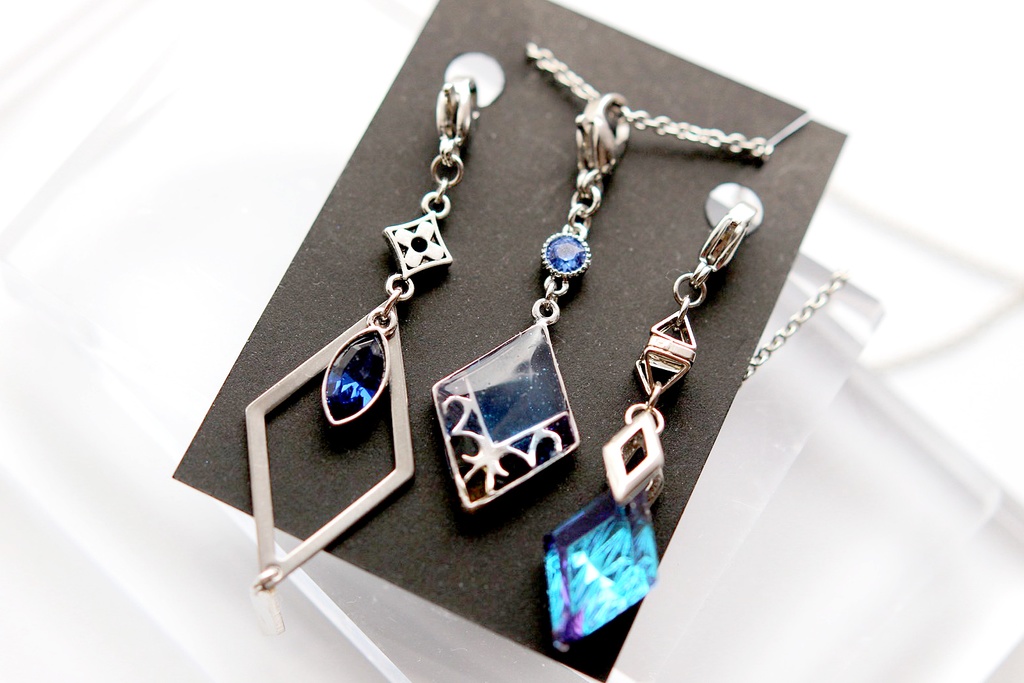 【ネックレス】３連チャームネックレス　フリンズ