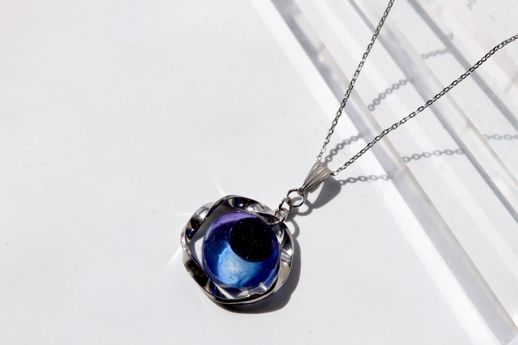 【ネックレス】青き炎の結晶