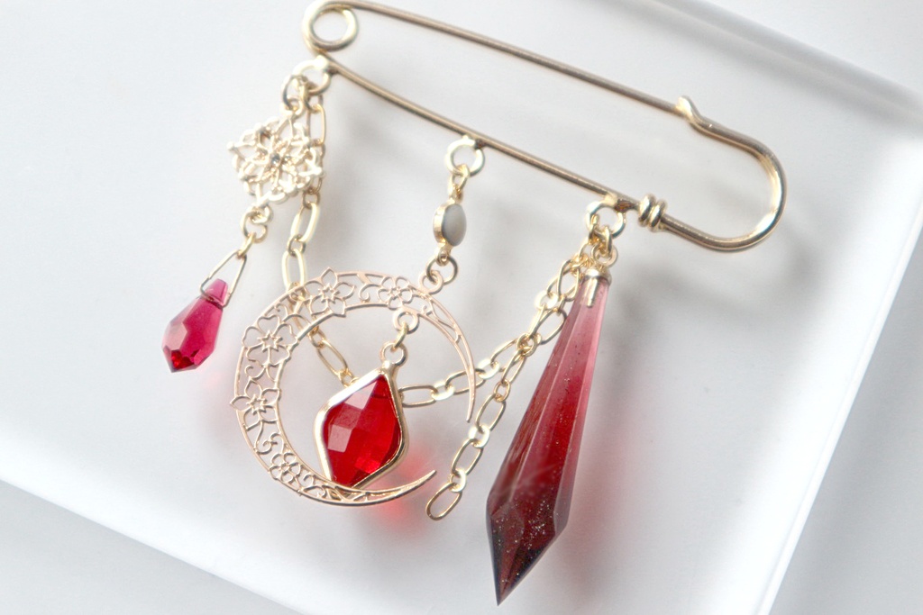 【ブローチ】Scarlet Crescent