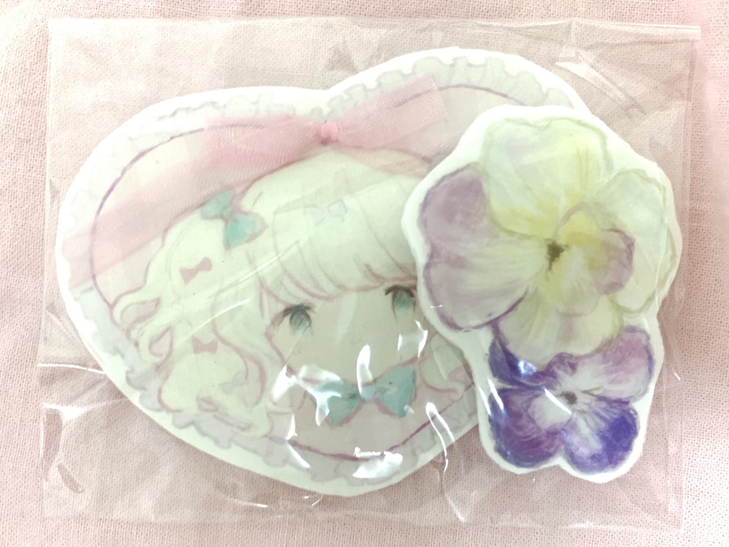 女の子＋お花フェルトバッジ　ピンク×ピンクリボン