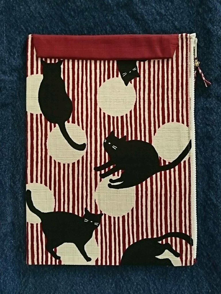 Ａ４薄型ポーチ 赤縞 黒猫