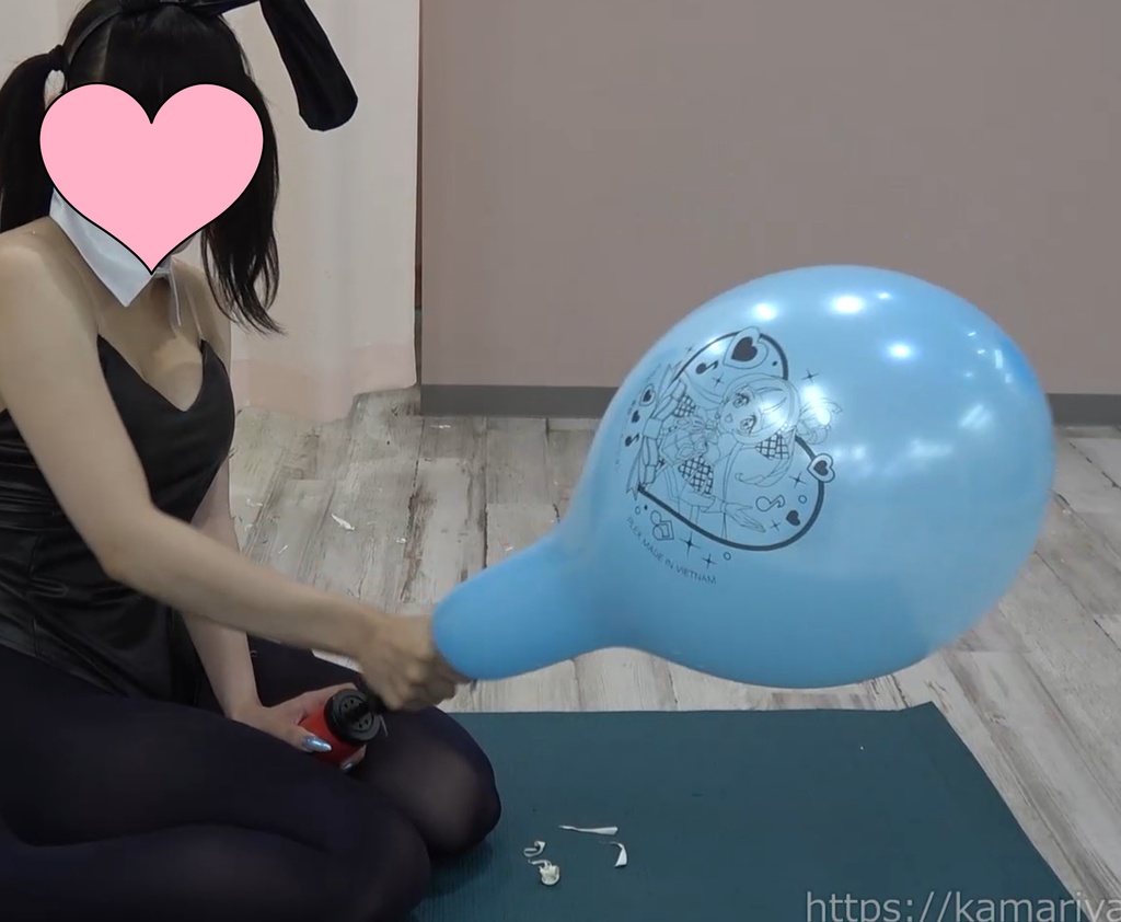 バニーガールの風船遊び