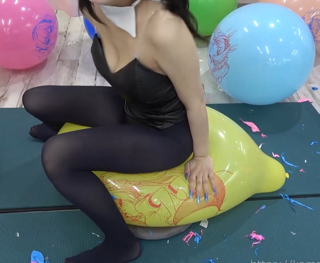 バニーガールの風船遊び