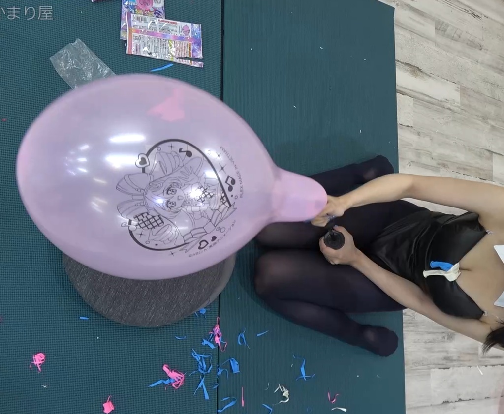 バニーガールの風船遊び