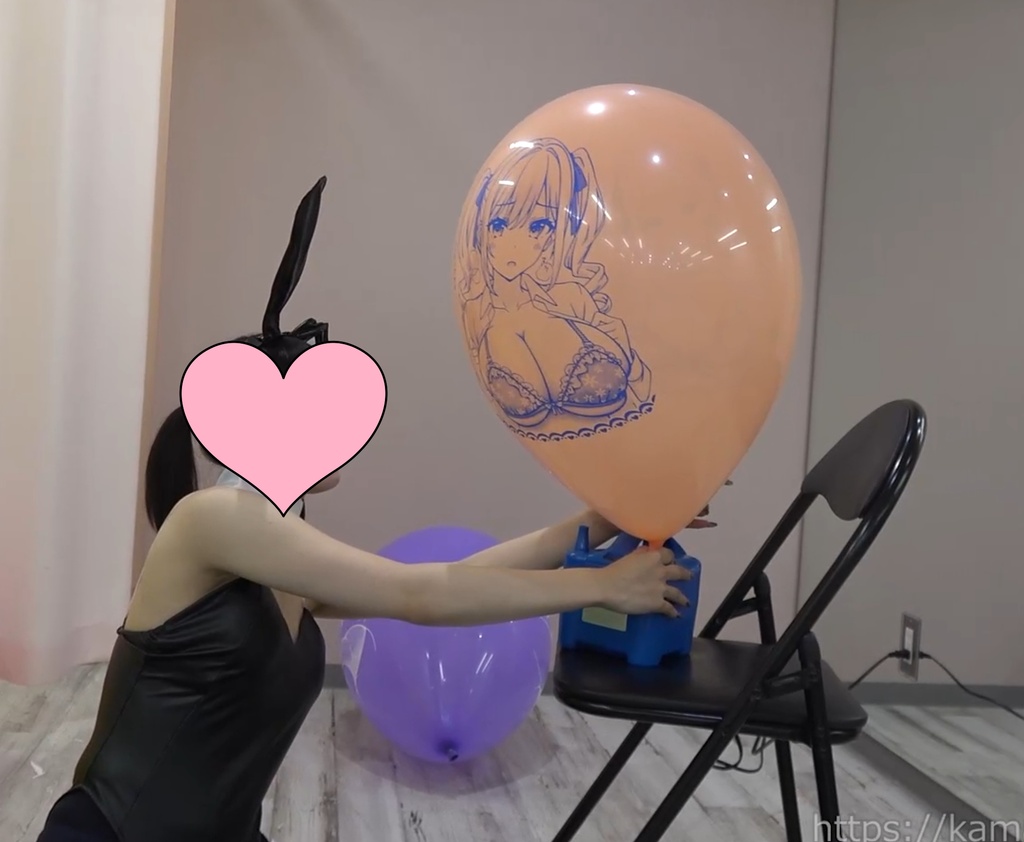 バニーガールの風船遊び