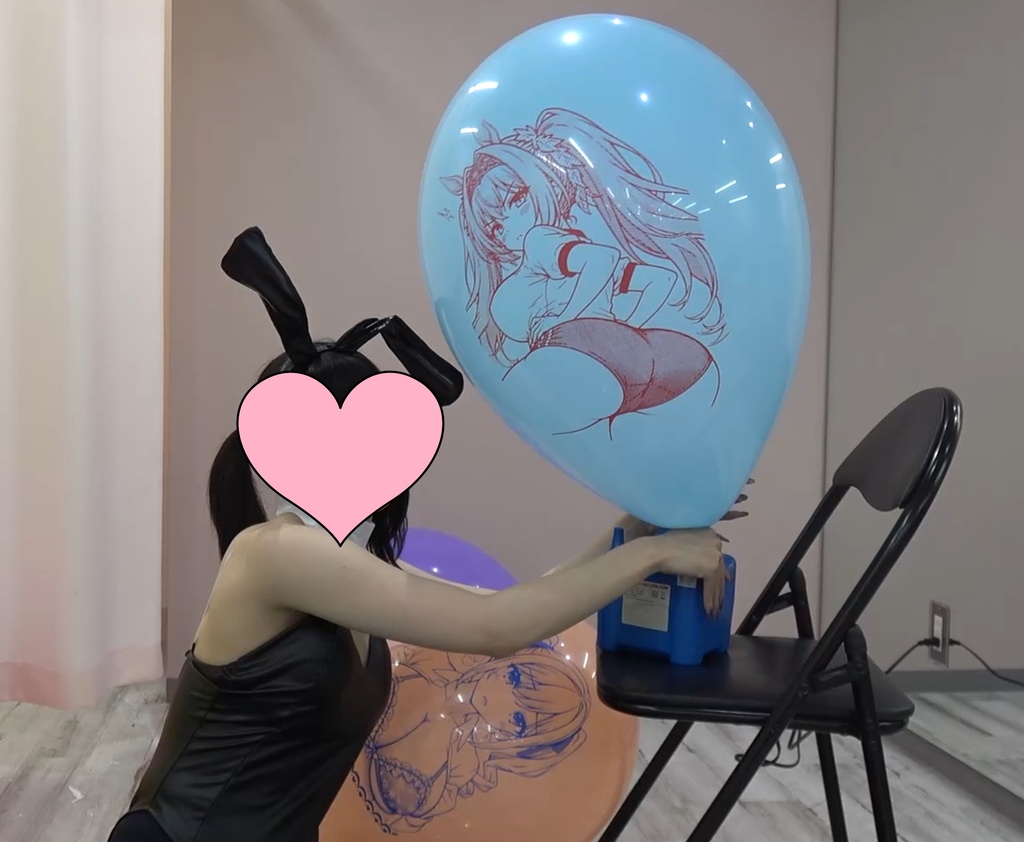 バニーガールの風船遊び